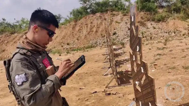 重庆大学生凭借战术装备设计斩获万元奖学金 获邀参观珠海航展 展露军工创新潜力