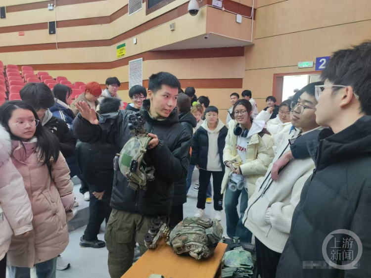 重庆大学生凭借战术装备设计斩获万元奖学金 获邀参观珠海航展 展露军工创新潜力