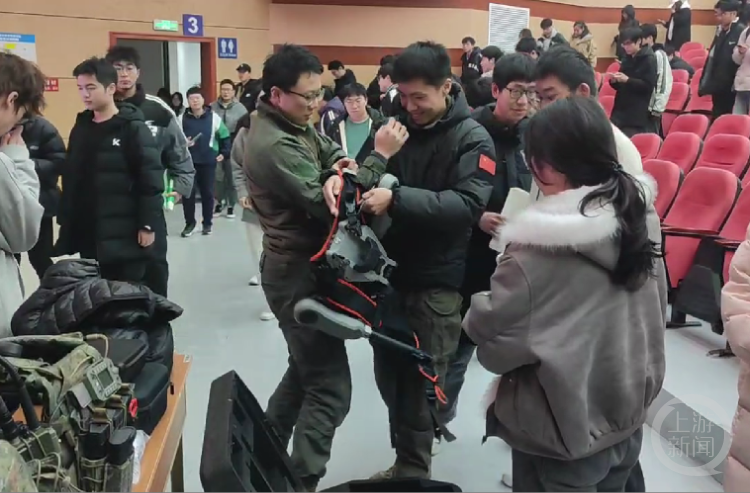 重庆大学生凭借战术装备设计斩获万元奖学金 获邀参观珠海航展 展露军工创新潜力