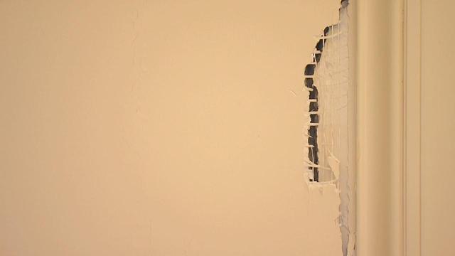 过保不维修 开发商冷酷回应 7年新房墙壁开裂能伸进手指 购房者欲哭无泪