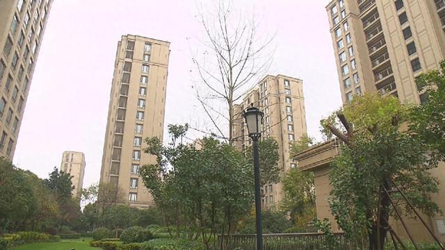 过保不维修 开发商冷酷回应 7年新房墙壁开裂能伸进手指 购房者欲哭无泪