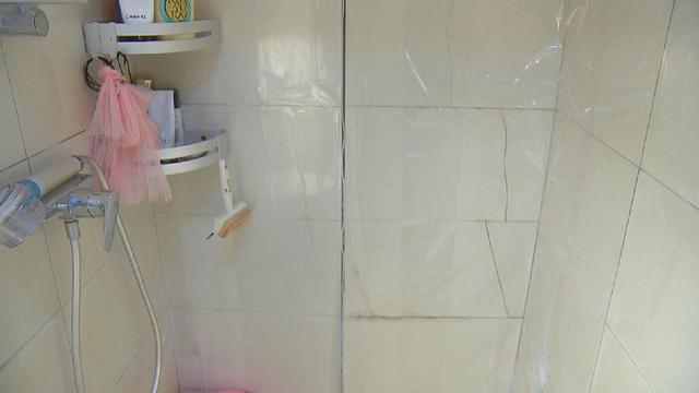 过保不维修 开发商冷酷回应 7年新房墙壁开裂能伸进手指 购房者欲哭无泪