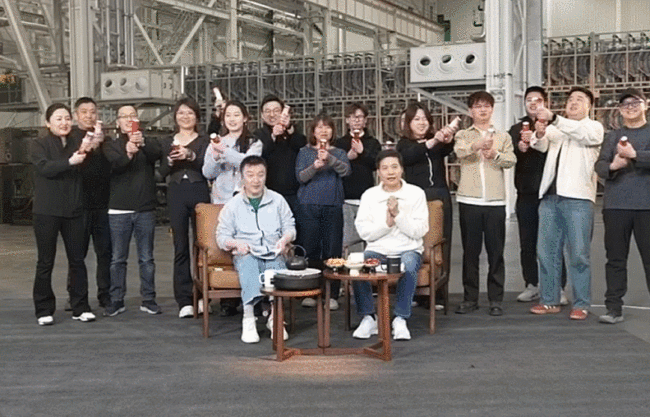 雷军立下2025年学习开叉车Flag 跨年直播畅谈未来愿景