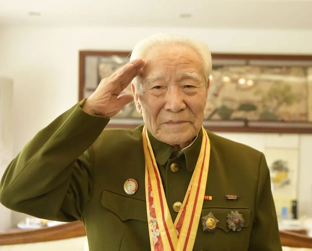 退伍老兵神速反应：眼疾手快，一把拽回险些“鬼探头”的小女孩