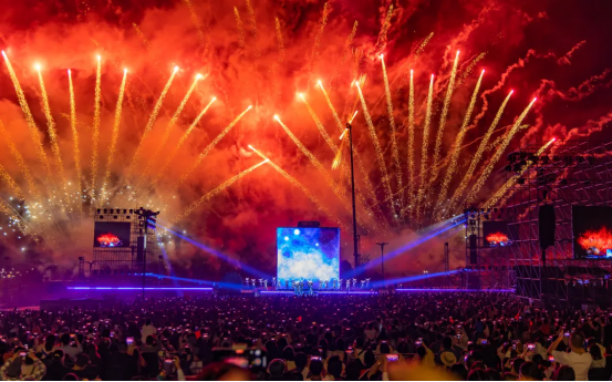 各地跨年烟花秀璀璨绽放 点亮新年夜空