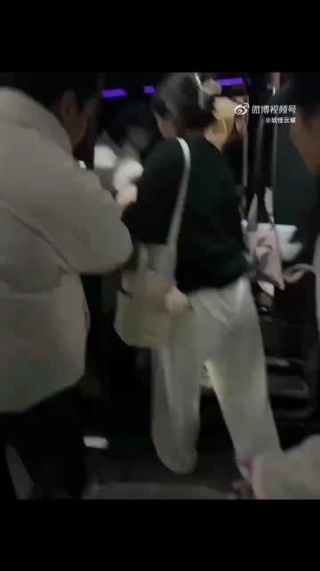 韩安冉声援赵露思 呼吁粉丝给予偶像私人空间 尊重其生病状态