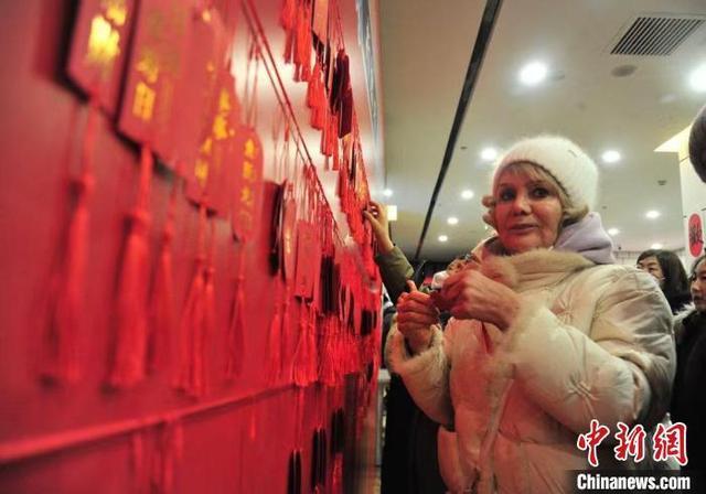 三国烟火共庆新禧 数千游客中俄朝交界迎新年曙光