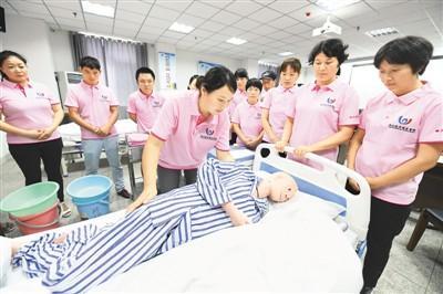 我国亟待解决护理人员短缺:长护险制度下急需1300万专业护理员