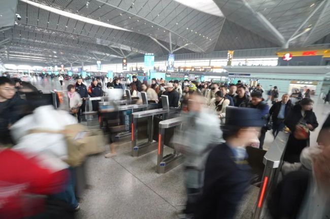 铁路节前春运车票发售高峰：热门方向余票查询