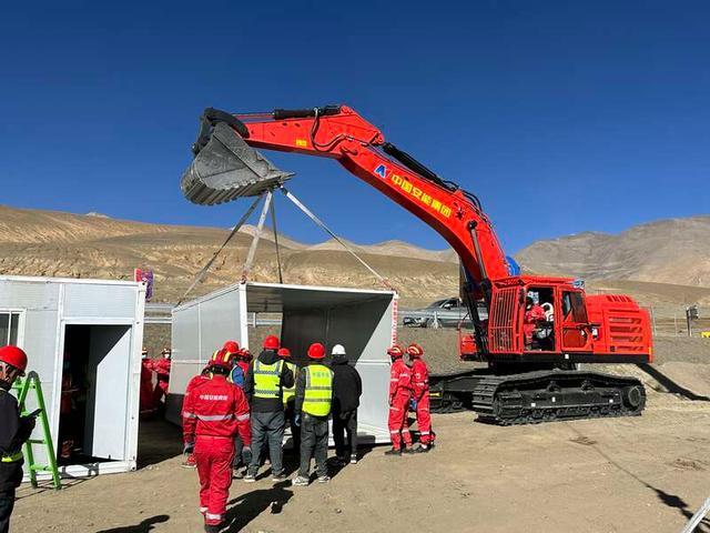 在西藏震区为灾民重建家园:救援人员全力投入活动板房搭建工作