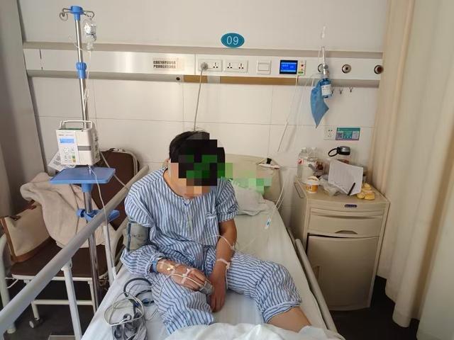 用才艺换爱心助同学 长沙高中生街头献唱 爱心义演