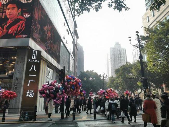 大学生跨年夜卖气球生意遇挫折 线上交易风险重重 本金难回