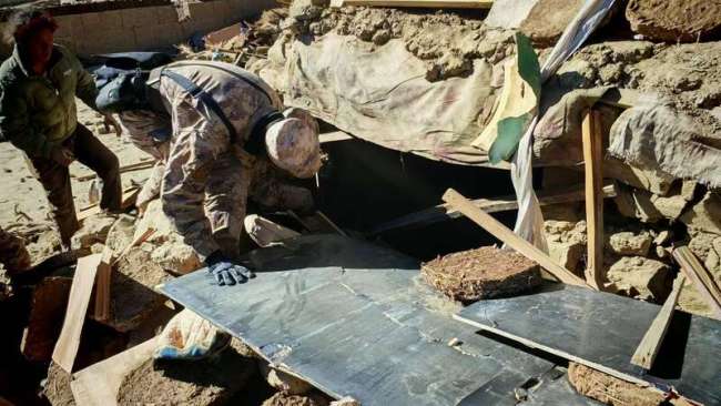 西藏军区部队第一时间紧急驰援震中