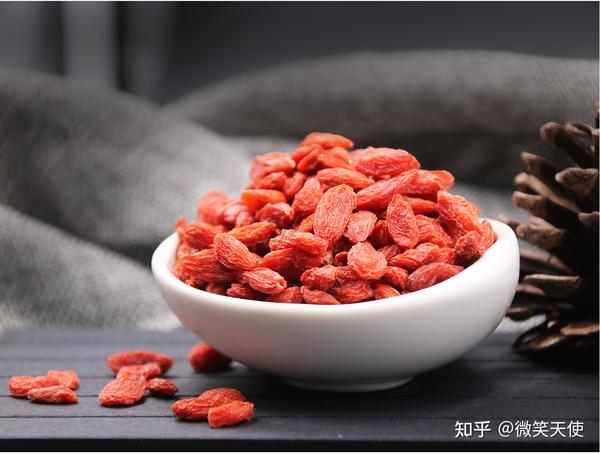 保温杯泡枸杞危险！剧烈摇晃后瞬间炸开，成定时炸弹