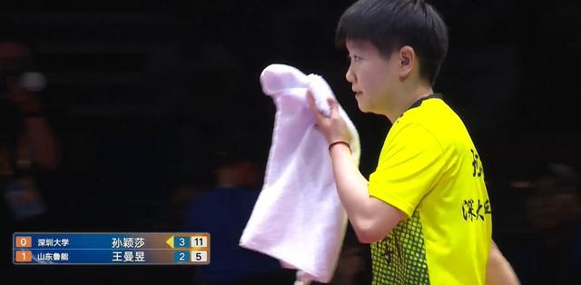 捧起女单冠军 激战五局逆转王曼昱 孙颖莎浴血奋战 长标题