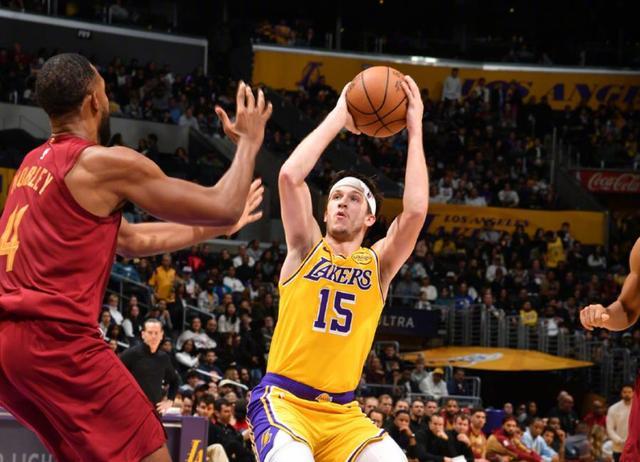 40岁老将詹姆斯首战空砍23分 湖人惜败骑士