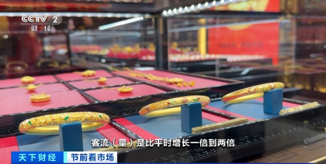 打飞的抢金热潮：豪掷万金者络绎不绝，一次性购入20件金饰