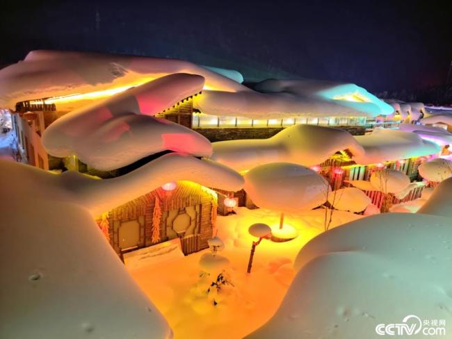 黑龙江牡丹江：雪乡夜色如童话，灯光映白雪，美不胜收