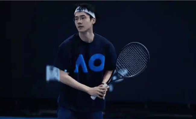 刘昊然澳网晨间备战：为观战德约之役蓄势待发