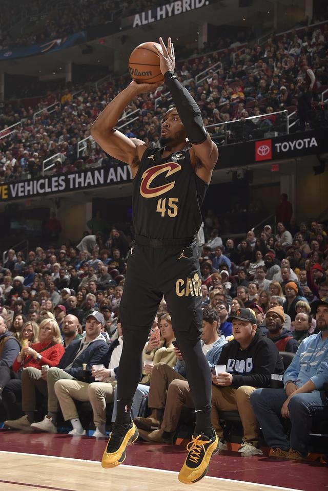 三分爆棚率领球队勇夺胜利 米切尔20投8中狂砍26分