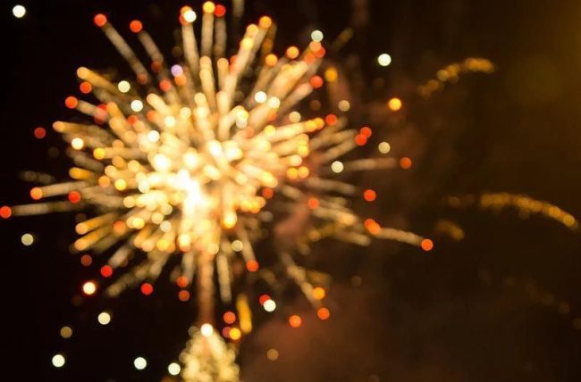 营造节日欢乐气氛 多地燃放烟花爆竹解禁