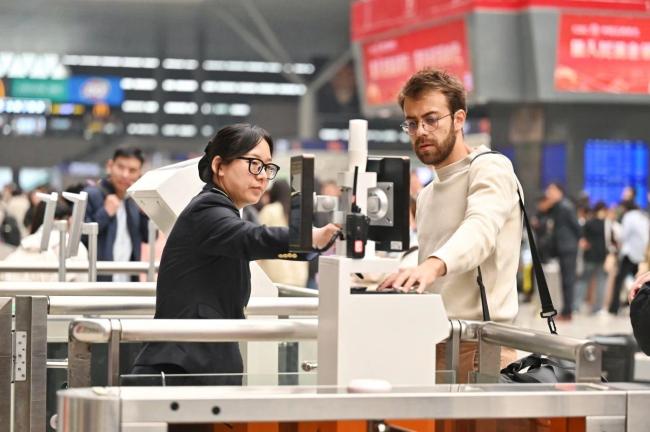 高铁车厢变身"异国风情":网友惊呼以为出国了