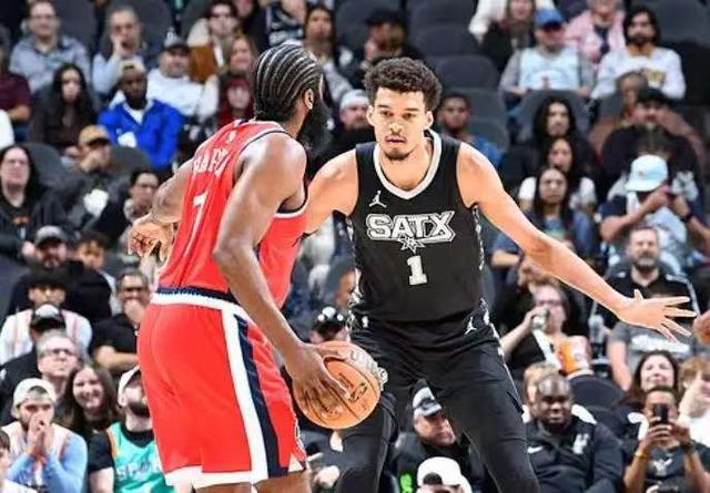 文班大放异彩 单节狂砍17分 戏耍哈登 马刺击溃快船