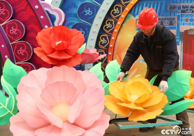 山东青岛：制花灯迎新春，营造浓厚节日氛围