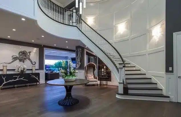 南加州山火肆虐：乔治价值1600万美元的豪宅被烧毁