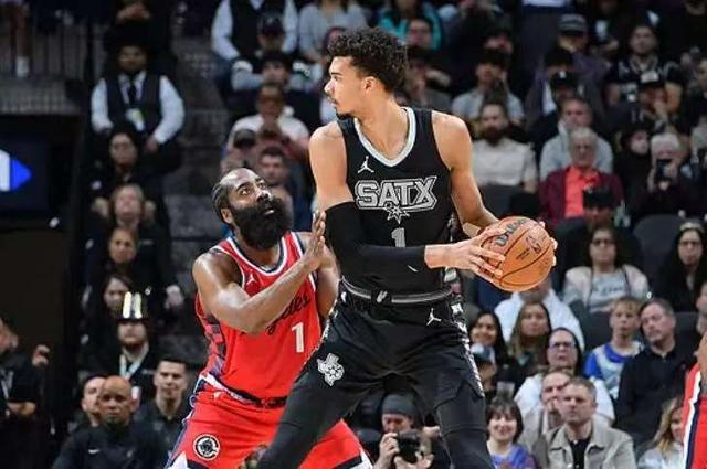 文班大放异彩 单节狂砍17分 戏耍哈登 马刺击溃快船