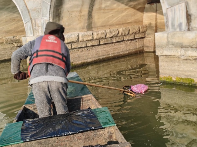 清洁工辛勤清理 跨年夜后千余气球漂浮湖面