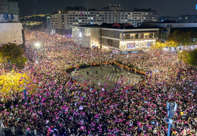为博眼球，跨年夜男子对着人群上方的气球点燃烟花，造成安全隐患