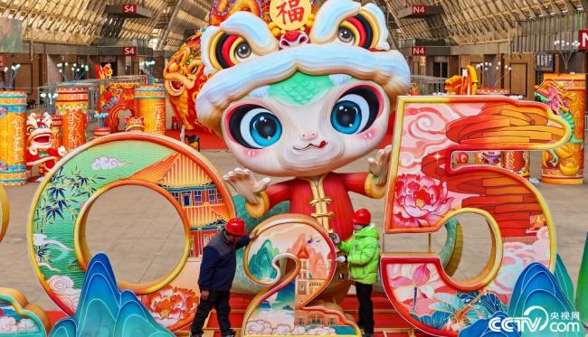 山东青岛：制花灯迎新春，营造浓厚节日氛围