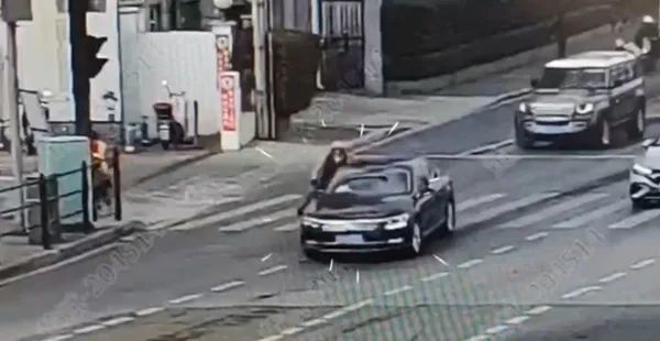 轿车加速过弯带倒骑车人，避免惨剧发生的关键因素