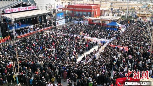 安万秦腔剧团新春演出网络走红,兰州戏迷蜂拥而至