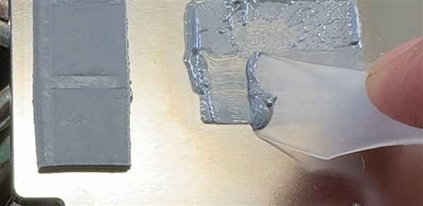 RTX 5090 公版卡：液态金属散热，超薄设计，仅需 2 个插槽