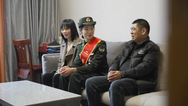 00后现役女军人荣立二等功，家乡之光，军魂耀我心