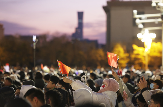 5.1万余人齐聚共迎2025曙光 天安门广场迎新年