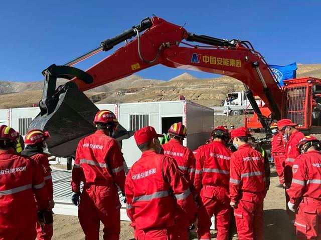 在西藏震区为灾民重建家园:救援人员全力投入活动板房搭建工作