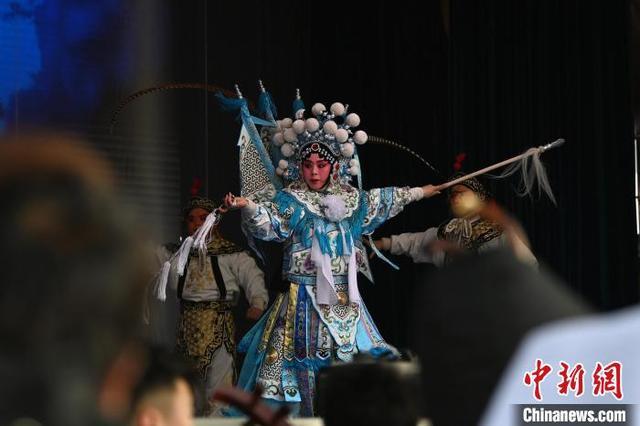 安万秦腔剧团新春演出网络走红,兰州戏迷蜂拥而至