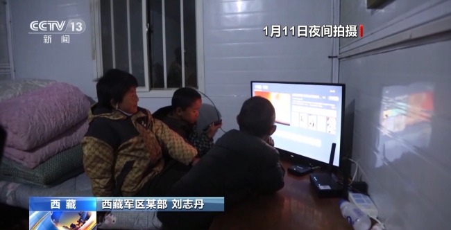 板房里的温暖：住进板房看上电视，古荣村安置点板房里温暖如家