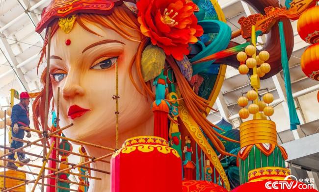 山东青岛:制花灯迎新春,营造浓厚节日氛围