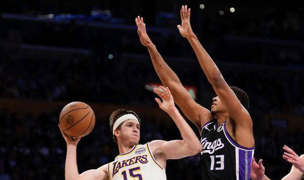 终止对手得分势头 里夫斯神助攻 0攻击波 浓眉暴走拿7分！湖人打出10