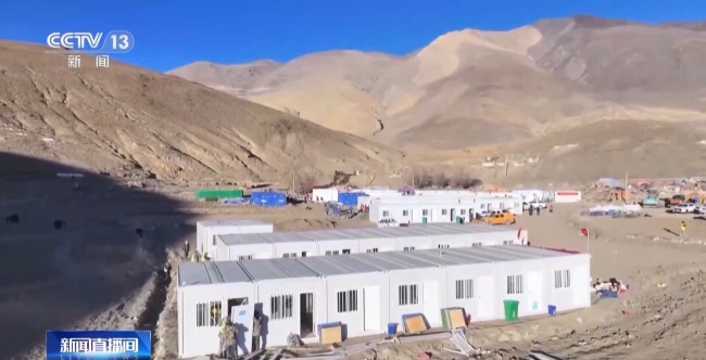 板房里的温暖:住进板房看上电视,古荣村安置点板房里温暖如家