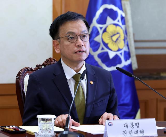 能否稳住韩国政经乱局 经济专家崔相穆临危受命