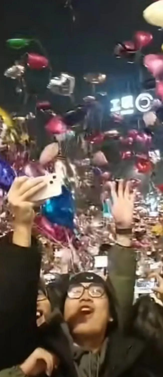 杭州西湖边跨年夜 开启新年狂欢盛宴 上万人共同倒数