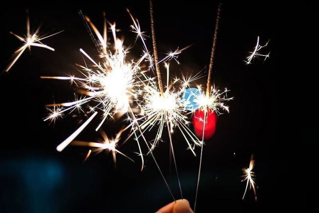 营造节日欢乐气氛 多地燃放烟花爆竹解禁