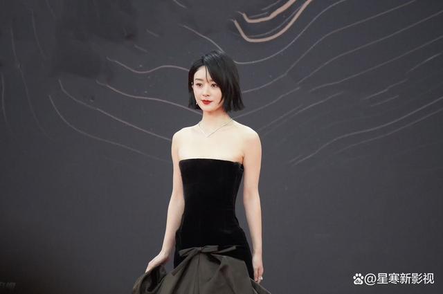 红毯风采:赵丽颖以黑色抹胸长裙压轴登场,闪耀全场