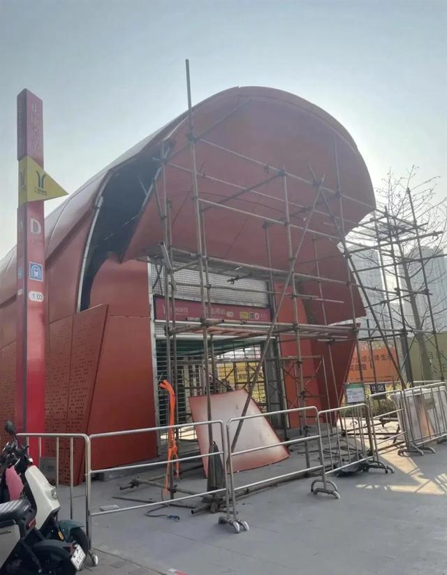广州“棺材状”地铁口拆除，4人被罚，设计失误引发热议