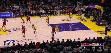 三分爆棚率领球队勇夺胜利 米切尔20投8中狂砍26分